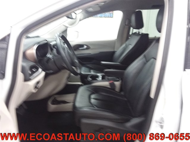 Used 2018 Chrysler Pacifica Touring-L image 10