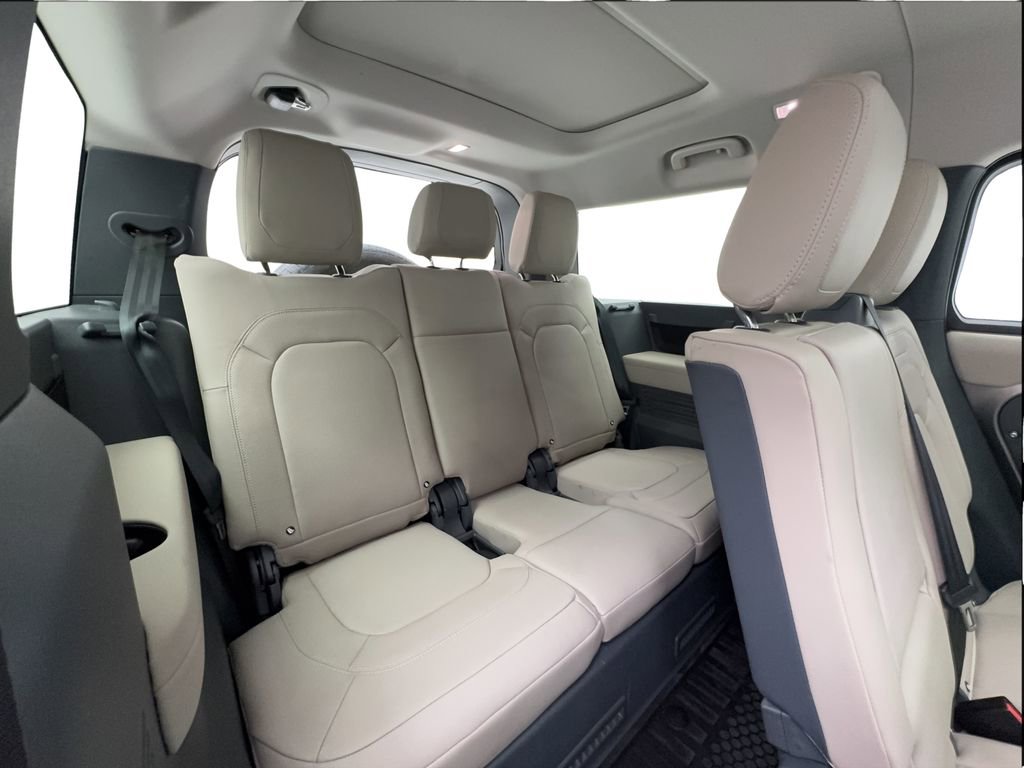 Used 2024 Land Rover Defender 130 S image 27