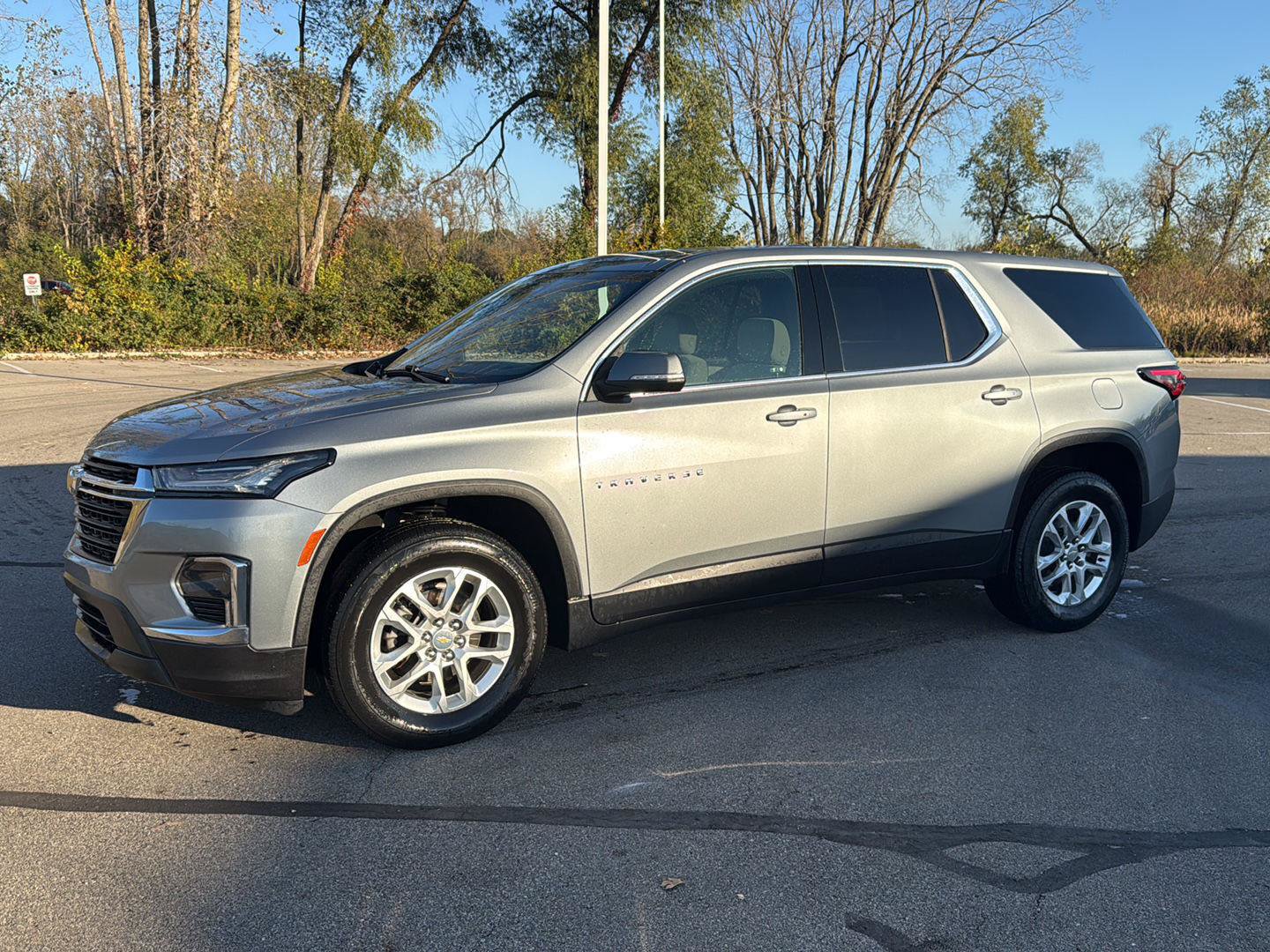 Used 2023 Chevrolet Traverse LS w/ Safety Package FWD image 2