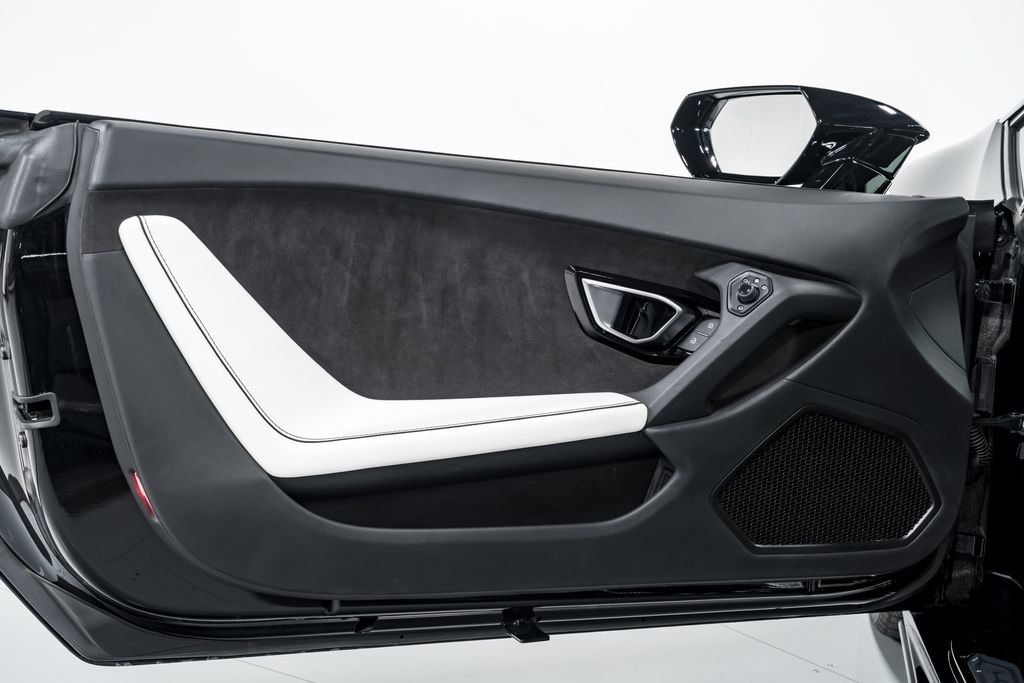 Used 2020 Lamborghini Huracan EVO RWD image 9