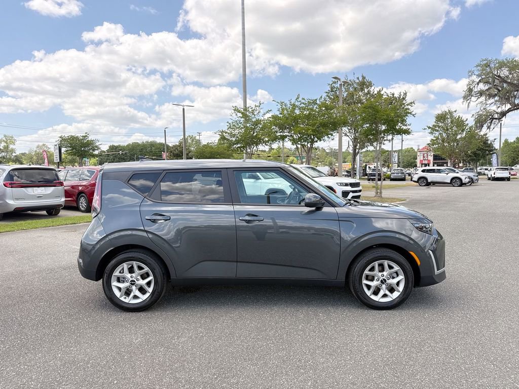 Used 2025 Kia Soul LX w/ LX Technology Package image 2