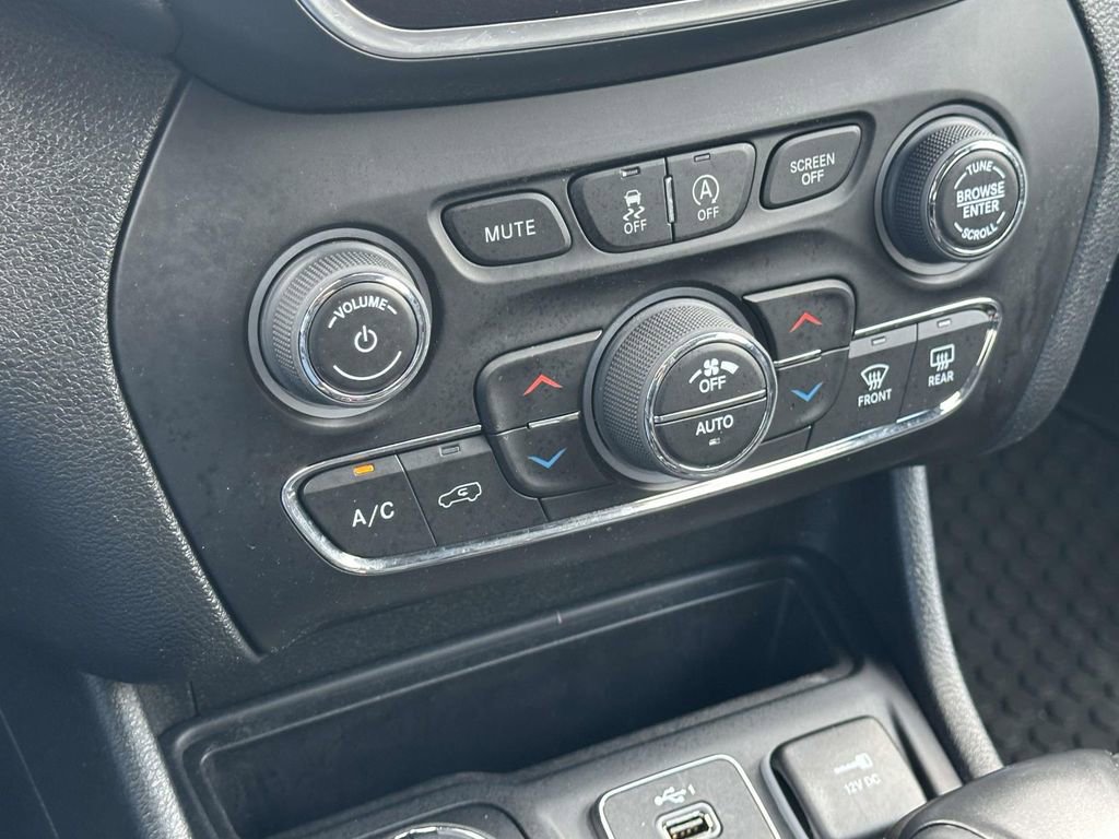 Used 2022 Jeep Cherokee Trailhawk w/ Comfort/Convenience Group image 27
