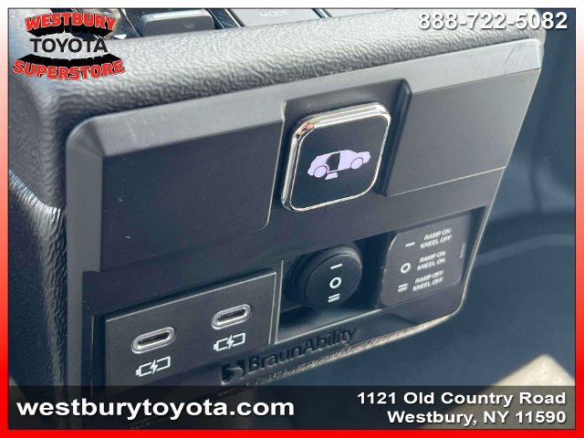 Used 2025 Toyota Sienna LE FWD image 33