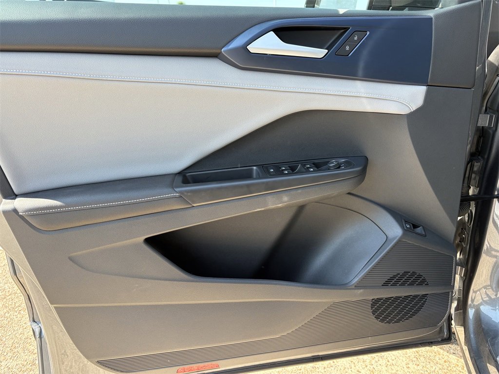 Used 2024 Volkswagen Taos SE image 9