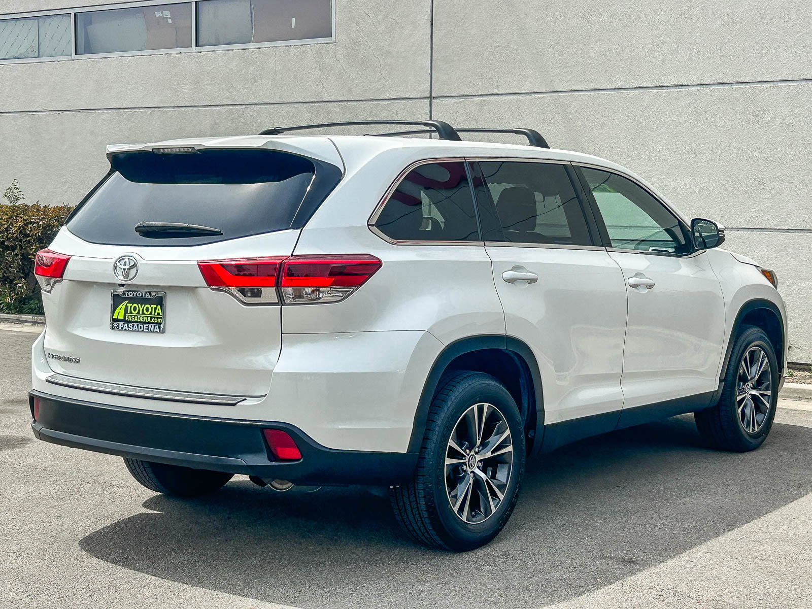 Used 2019 Toyota Highlander LE w/ Carpet Mat Package (TMS) image 6