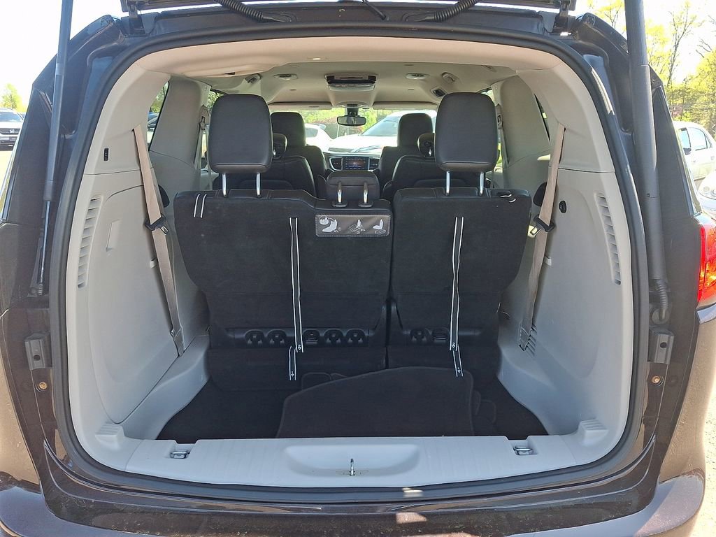 Used 2017 Chrysler Pacifica Touring-L FWD image 28