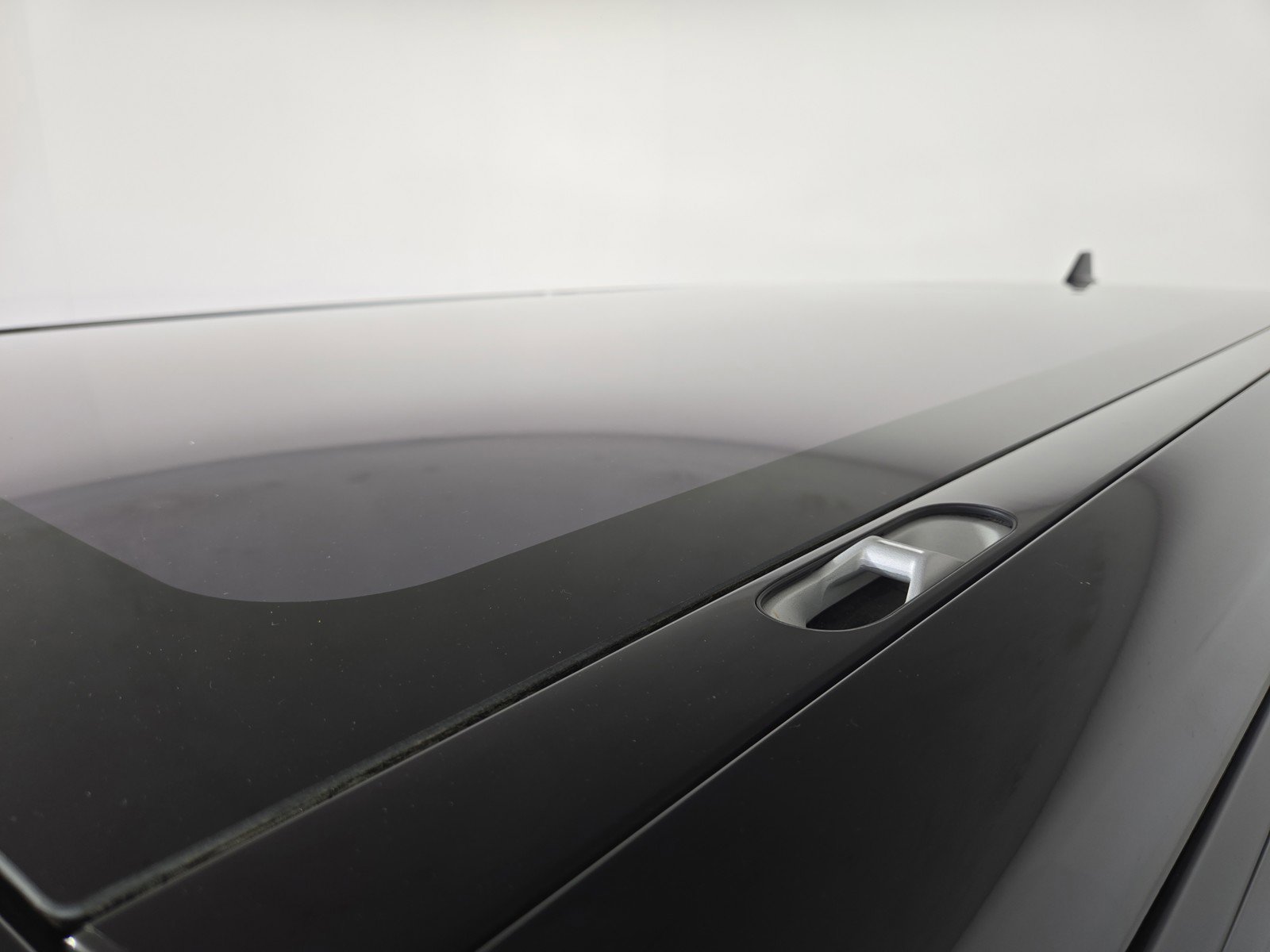 Used 2025 Rivian R1S Adventure image 13