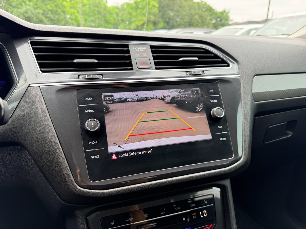 Used 2022 Volkswagen Tiguan SE w/ Panoramic Sunroof Package FWD image 19