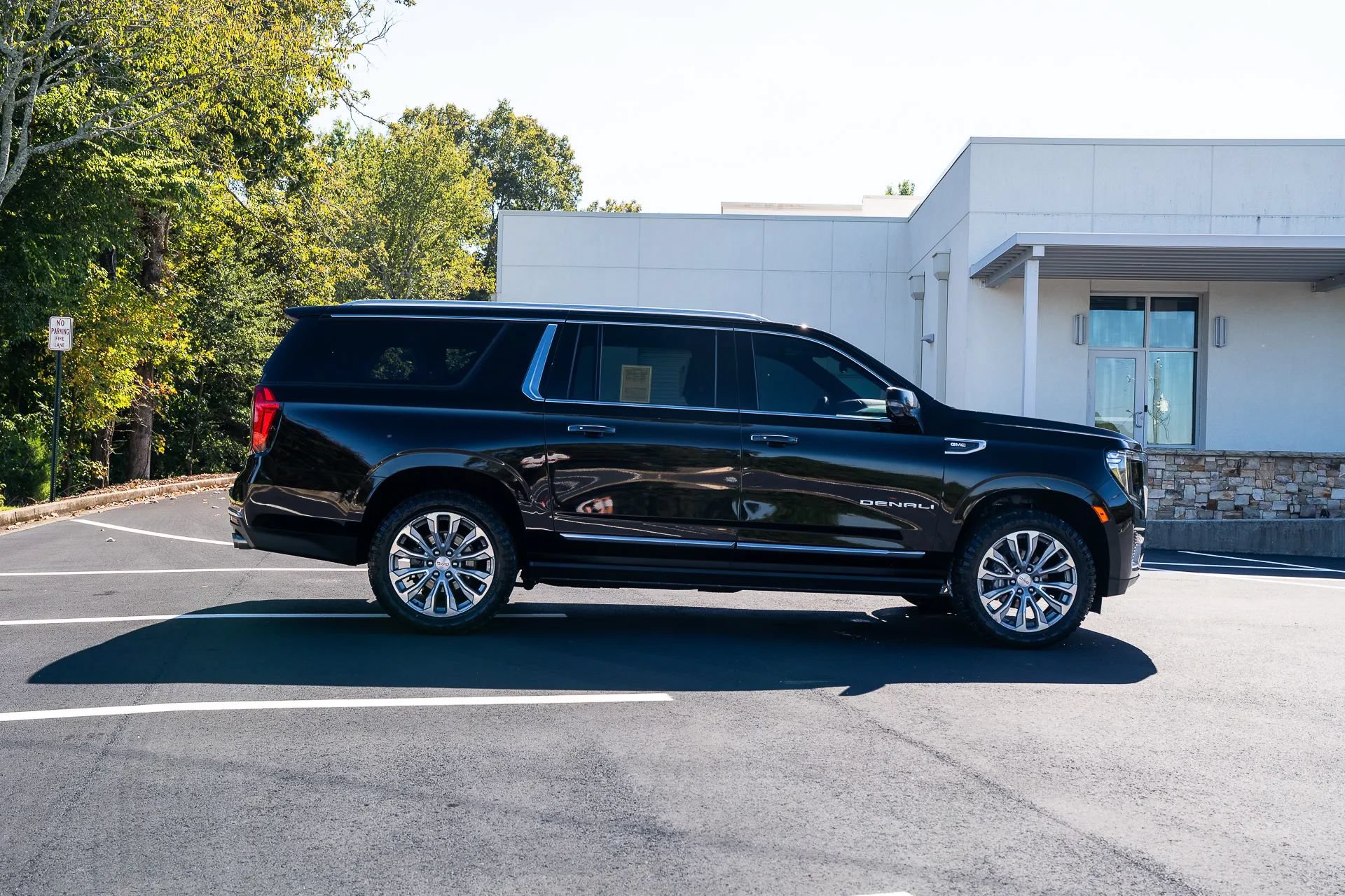 Used 2021 GMC Yukon XL Denali w/ Denali Premium Package RWD image 11