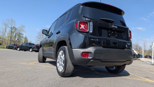 Used 2022 Jeep Renegade Latitude AWD/4WD image 7