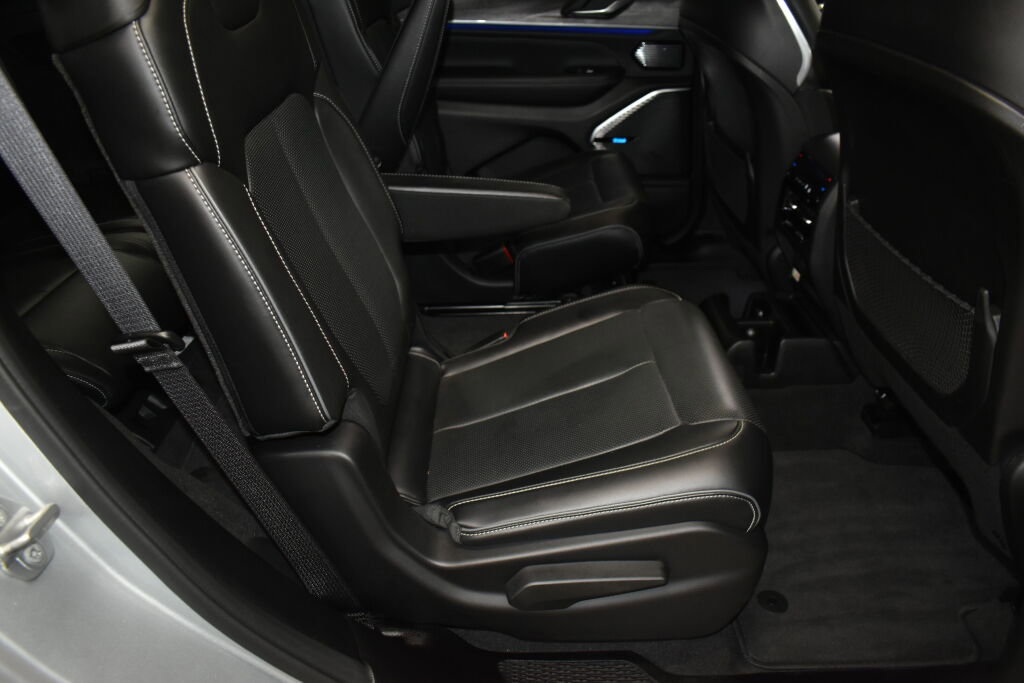 Used 2021 Jeep Grand Cherokee L Overland w/ Luxury Tech Group IV image 39