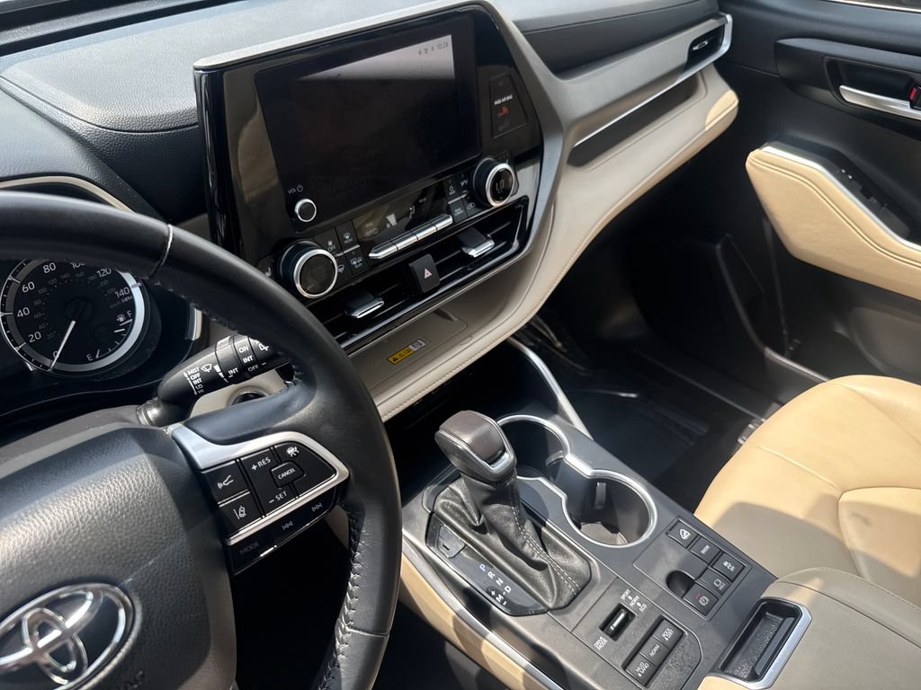 Used 2025 Toyota Highlander XLE AWD/4WD image 23