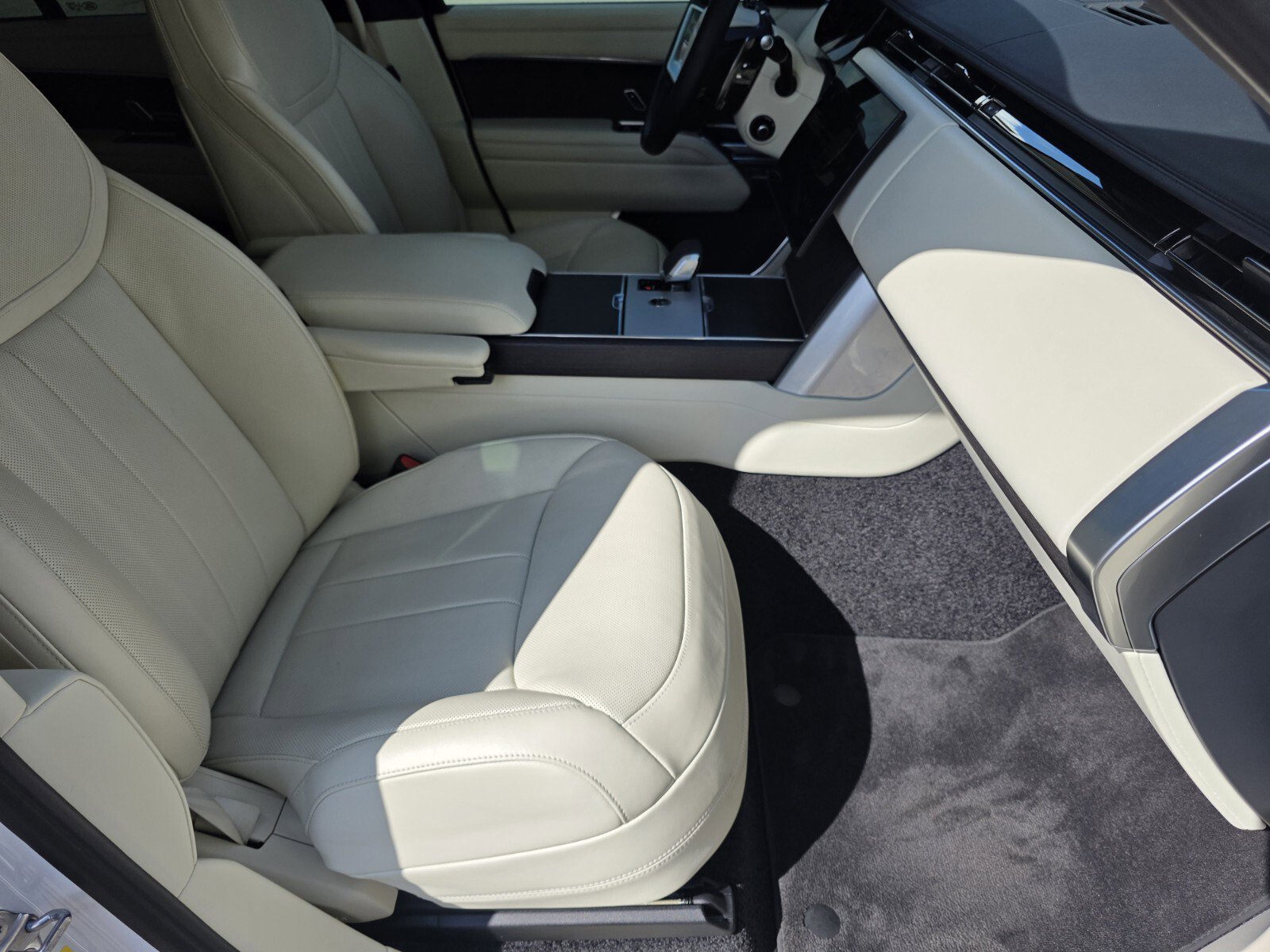 Certified 2024 Land Rover Range Rover SE image 3