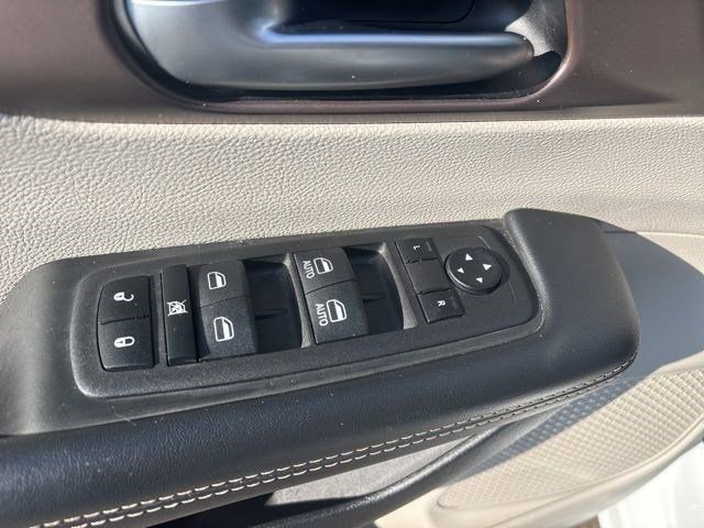 Used 2023 Chrysler Voyager LX image 14