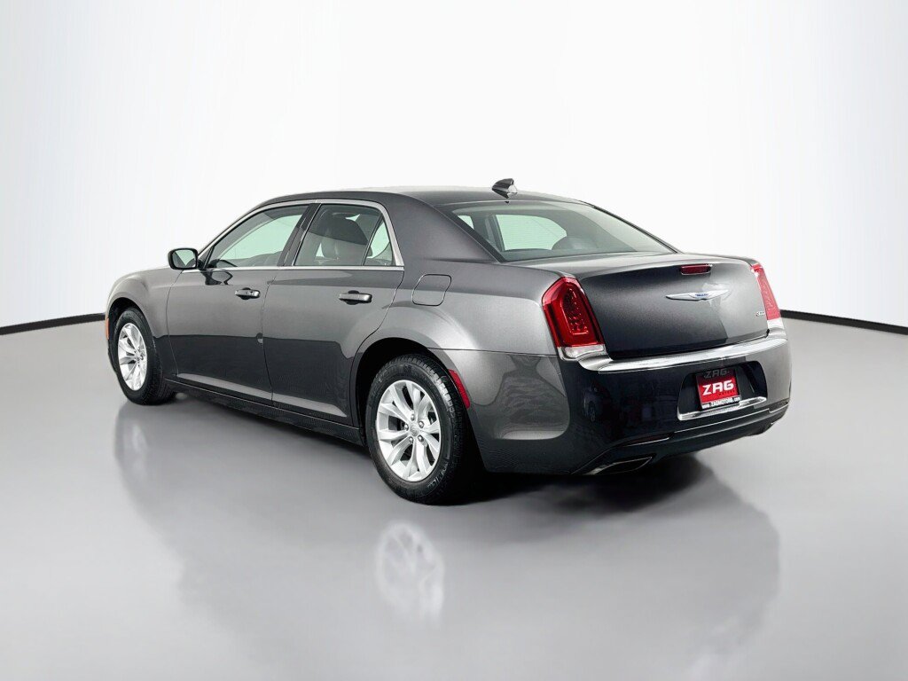Used 2015 Chrysler 300 Limited RWD image 3