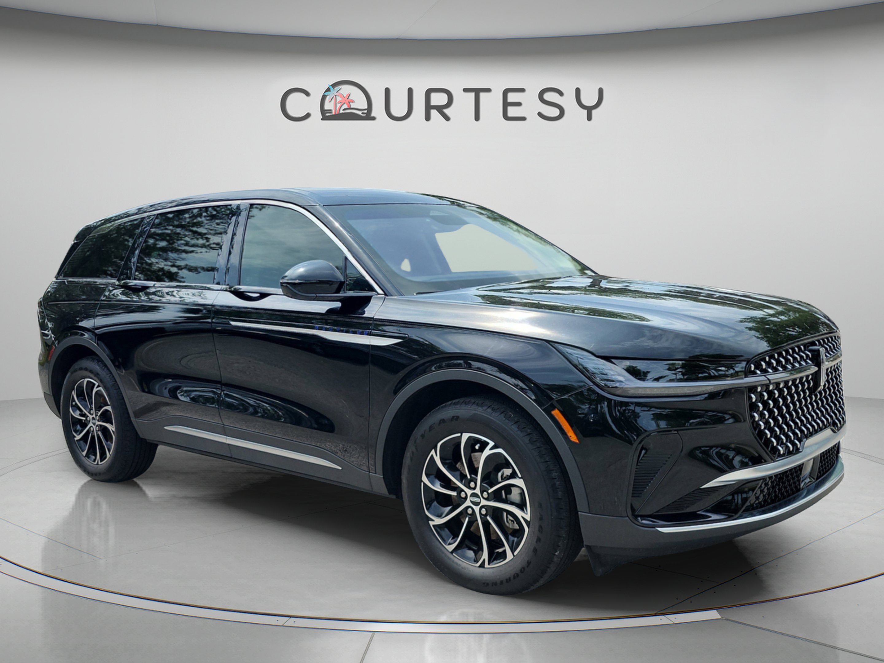 Used 2025 Lincoln Nautilus Premier AWD/4WD image 7