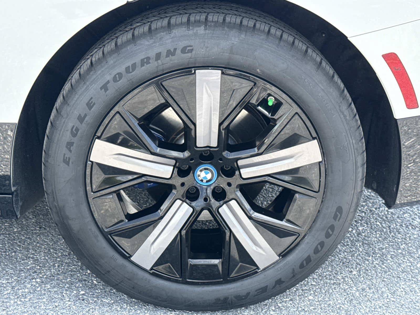 Used 2024 BMW iX xDrive50 w/ Premium Package AWD/4WD image 12