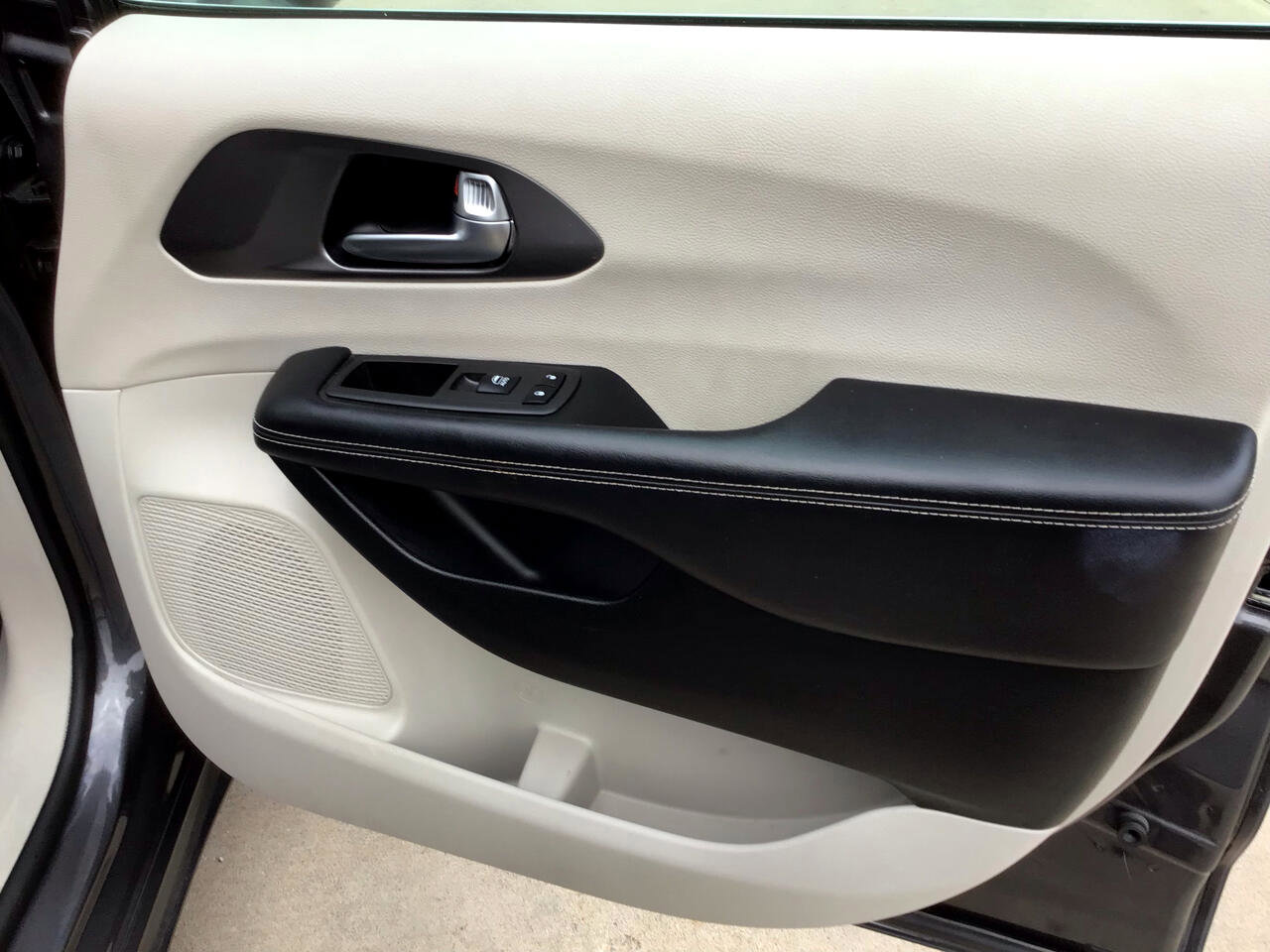 Used 2022 Chrysler Pacifica Touring-L image 40