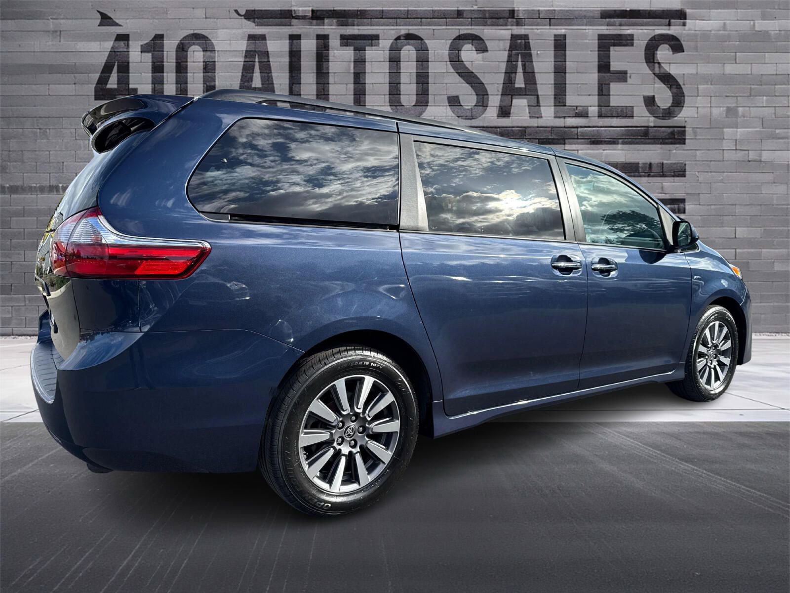 Used 2020 Toyota Sienna XLE AWD/4WD image 3