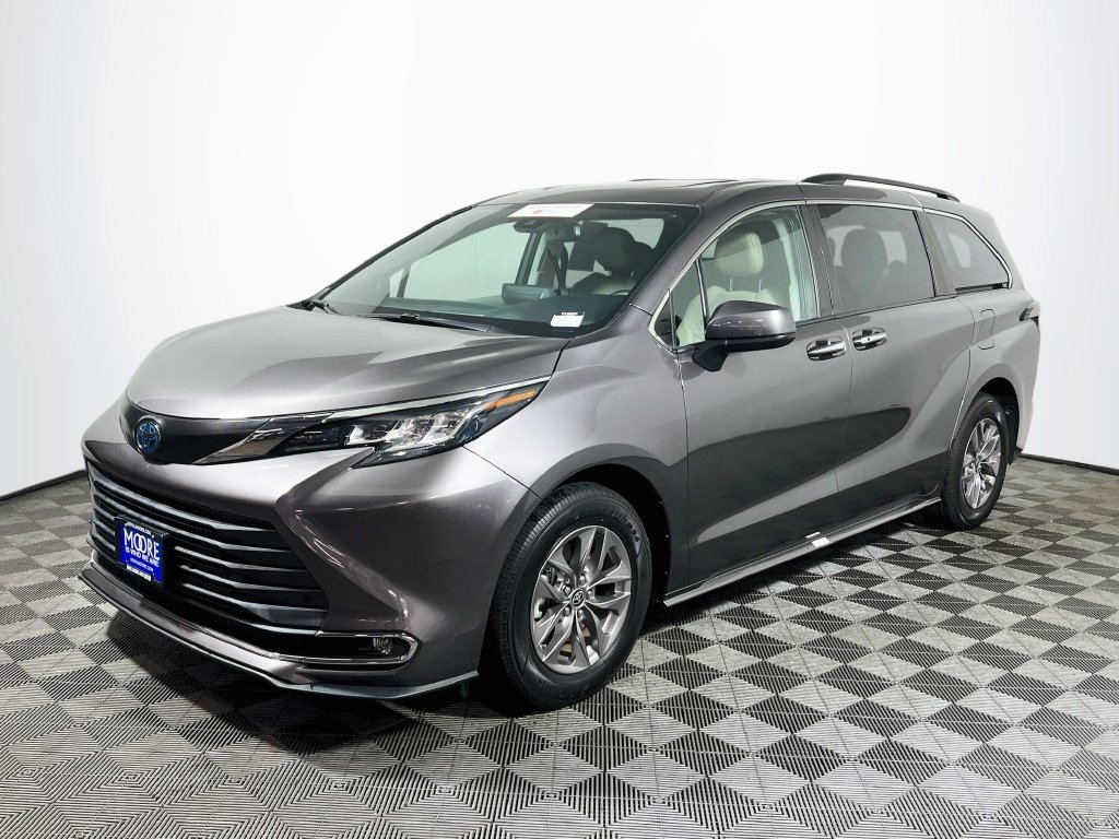Certified 2023 Toyota Sienna XLE w/ XLE Plus Package AWD/4WD image 3
