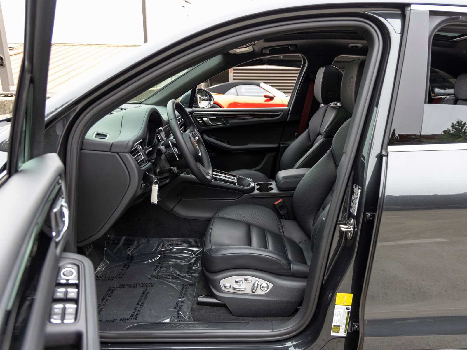 Certified 2022 Porsche Macan AWD/4WD image 25