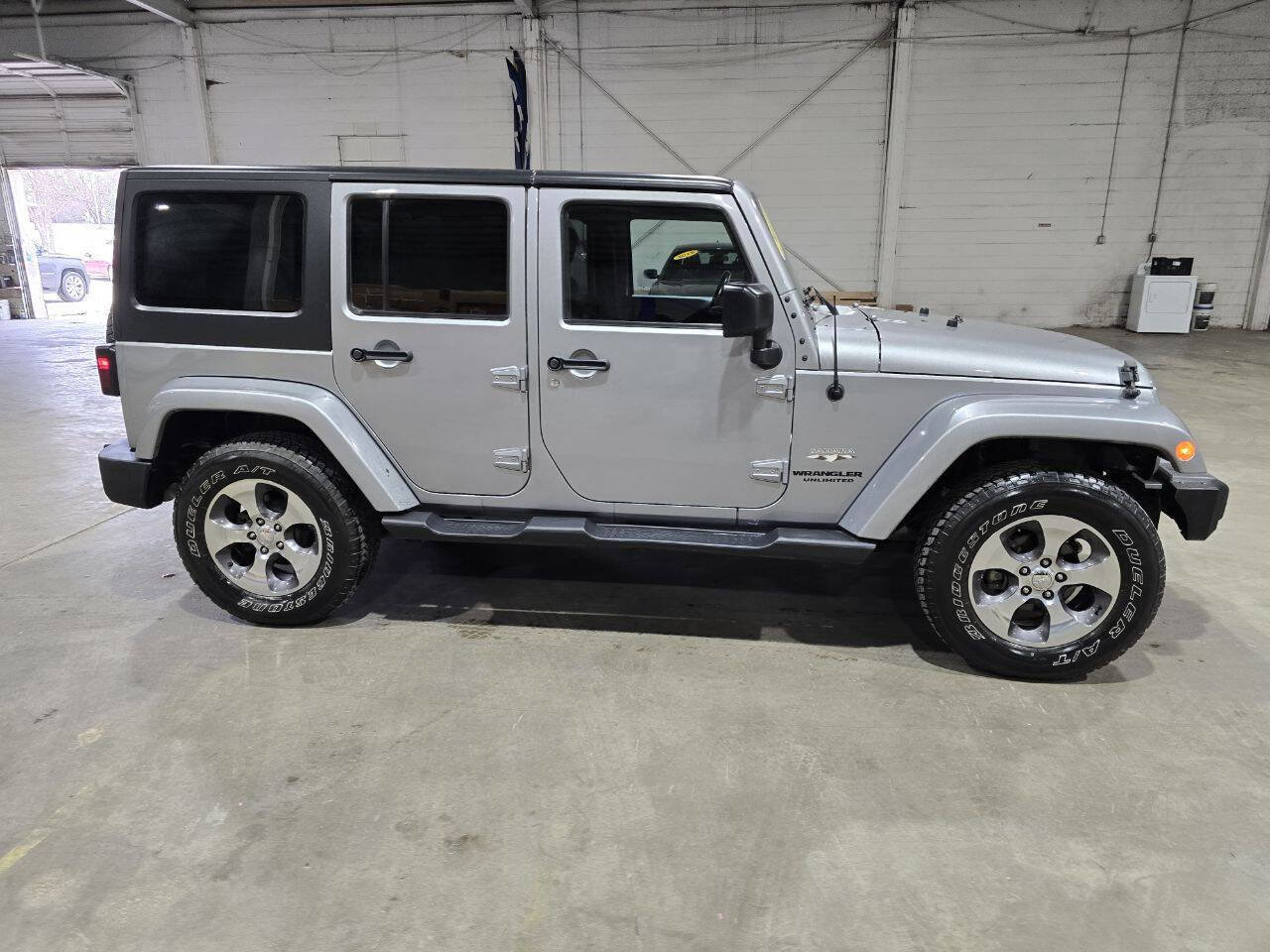 Used 2017 Jeep Wrangler Unlimited Sahara w/ Connectivity Group image 17