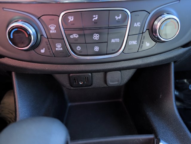 Used 2021 Chevrolet Traverse LT FWD image 19