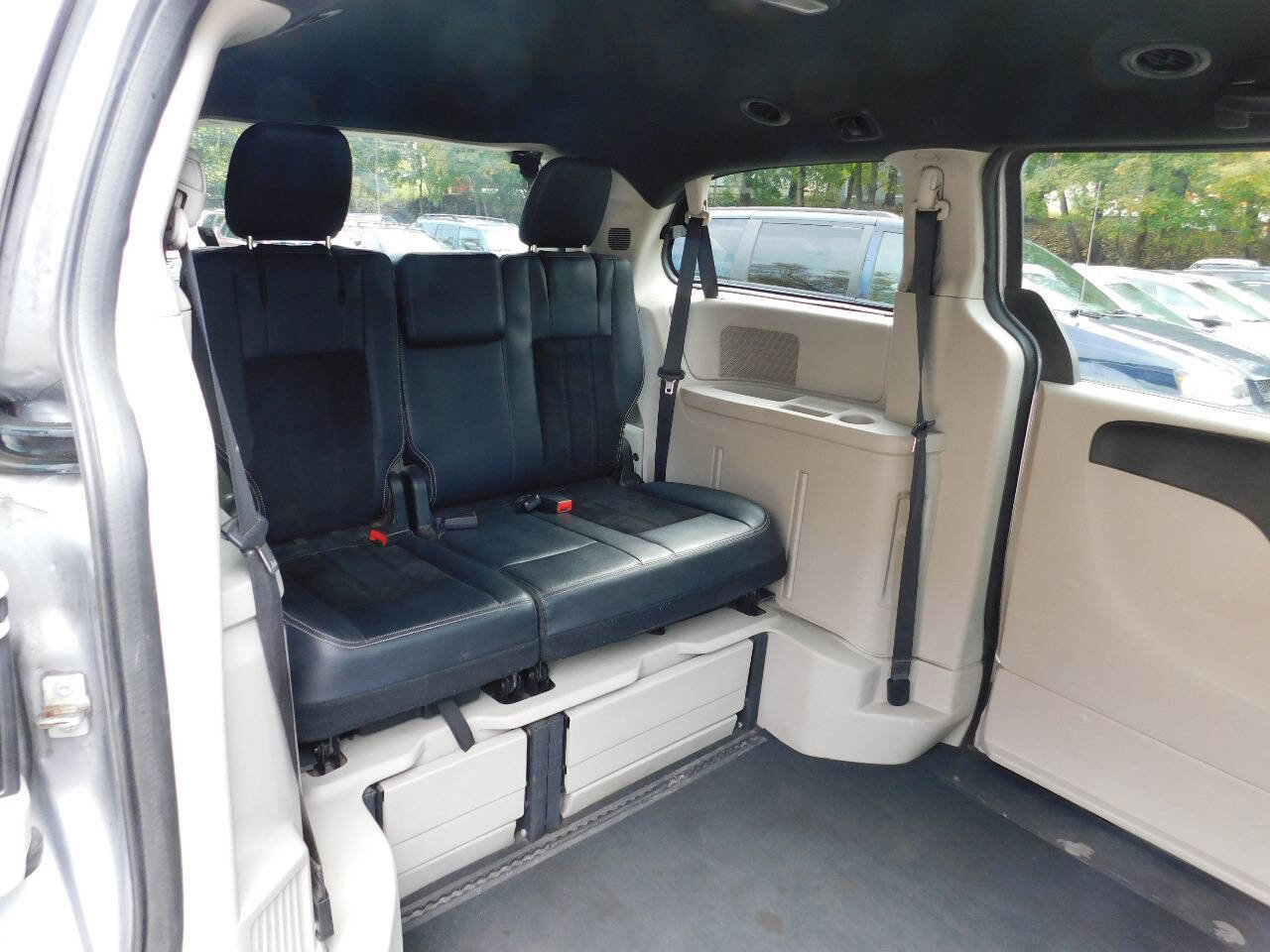 Used 2017 Dodge Grand Caravan SXT image 5