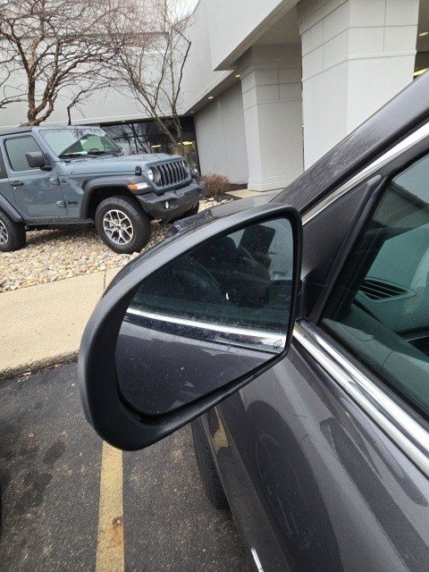 Used 2019 Jeep Cherokee Latitude Plus w/ Comfort/Convenience Group image 17