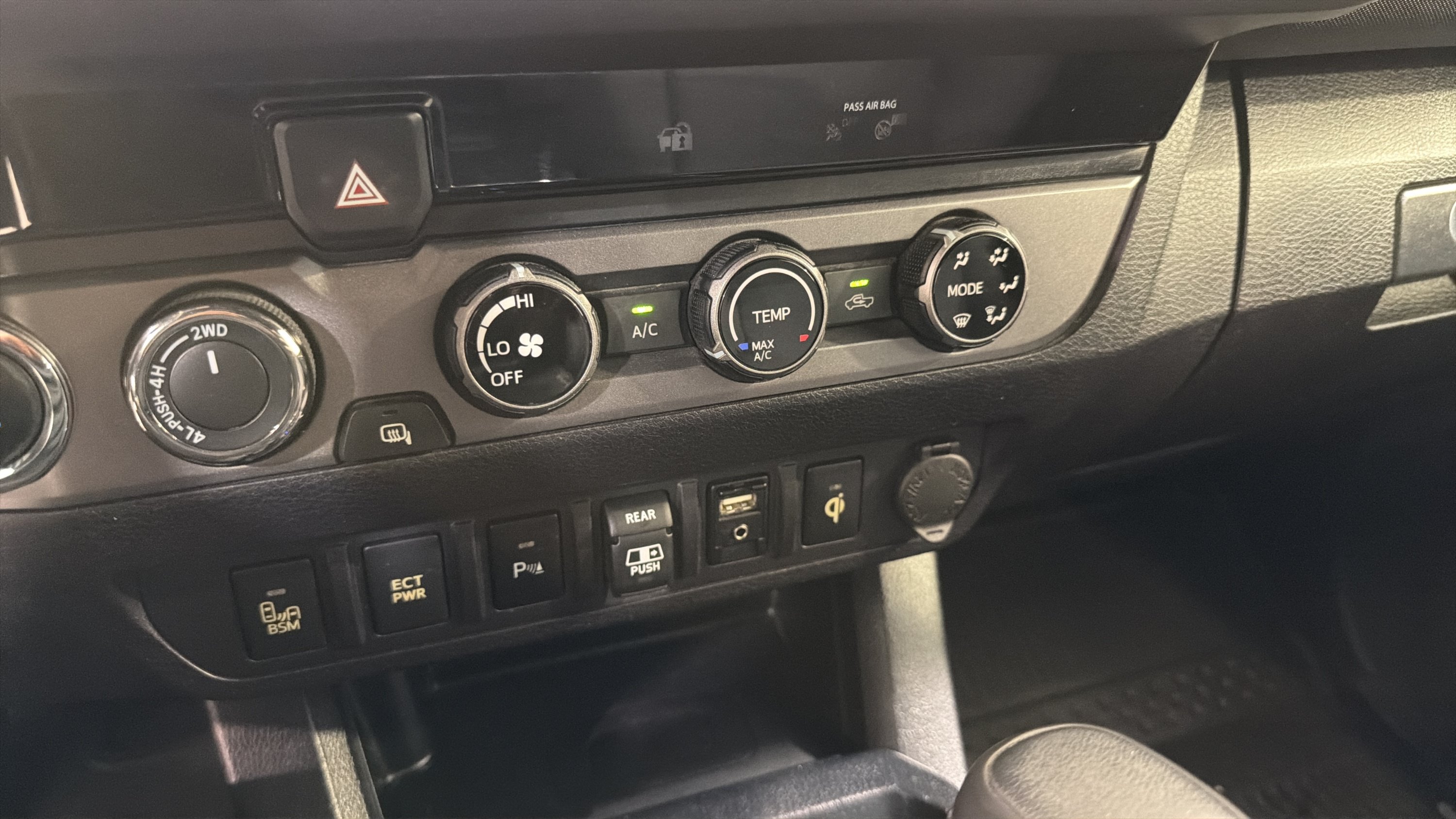 Used 2018 Toyota Tacoma TRD Sport w/ Technology Package AWD/4WD image 19
