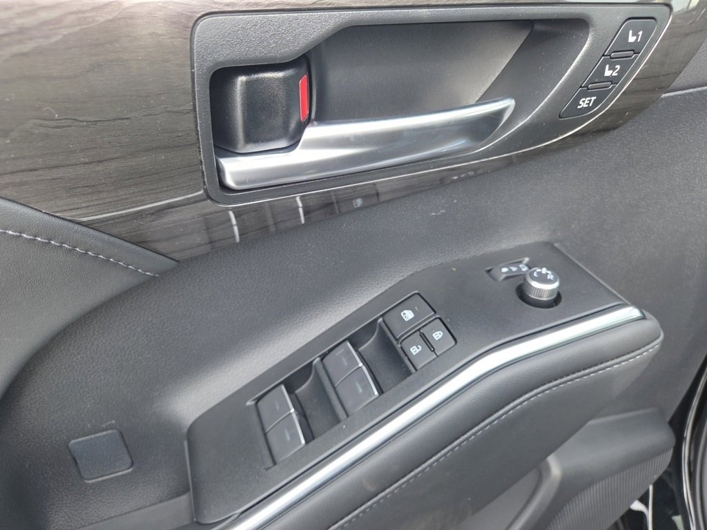 New 2026 Toyota Highlander Platinum image 32