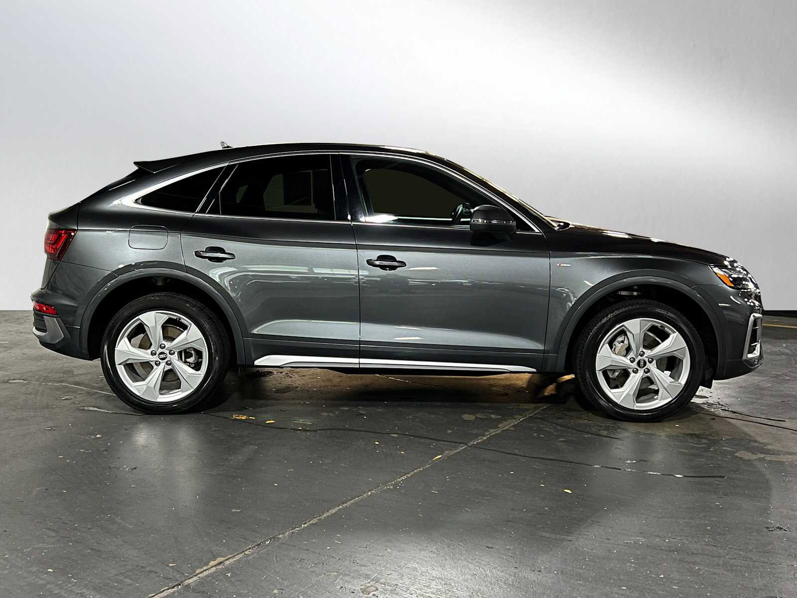 Used 2021 Audi Q5 2.0T Premium Plus w/ Premium Plus Package AWD/4WD image 2