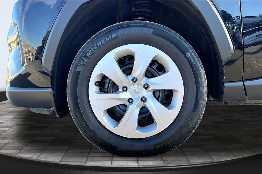 Used 2025 Toyota RAV4 LE AWD/4WD image 9