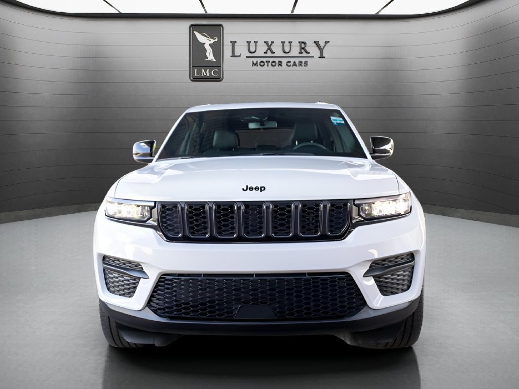 Used 2024 Jeep Grand Cherokee Altitude AWD/4WD image 3
