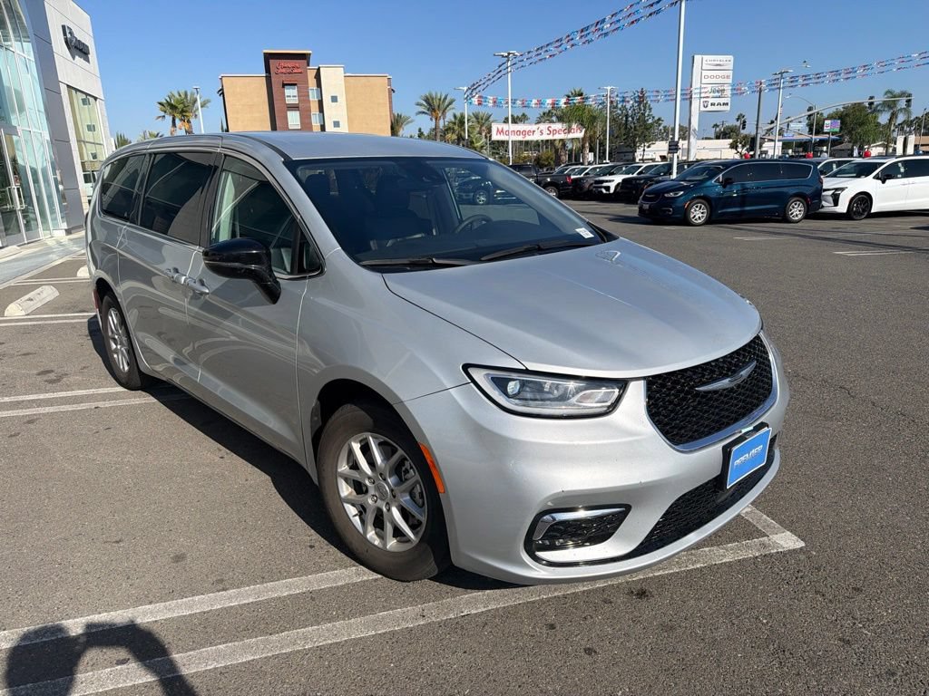 Used 2024 Chrysler Pacifica Touring-L FWD image 7