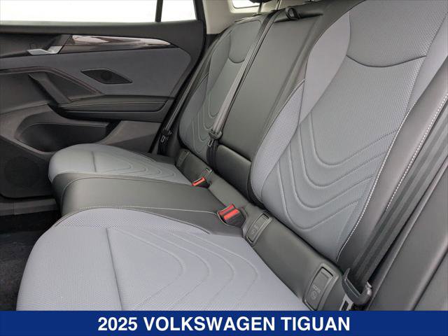 New 2025 Volkswagen Tiguan SE AWD/4WD image 17