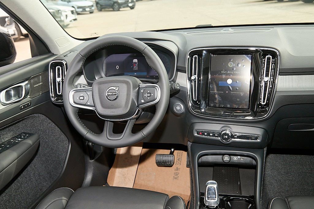 New 2026 Volvo XC40 B5 Plus w/ Protection Package Premier image 25