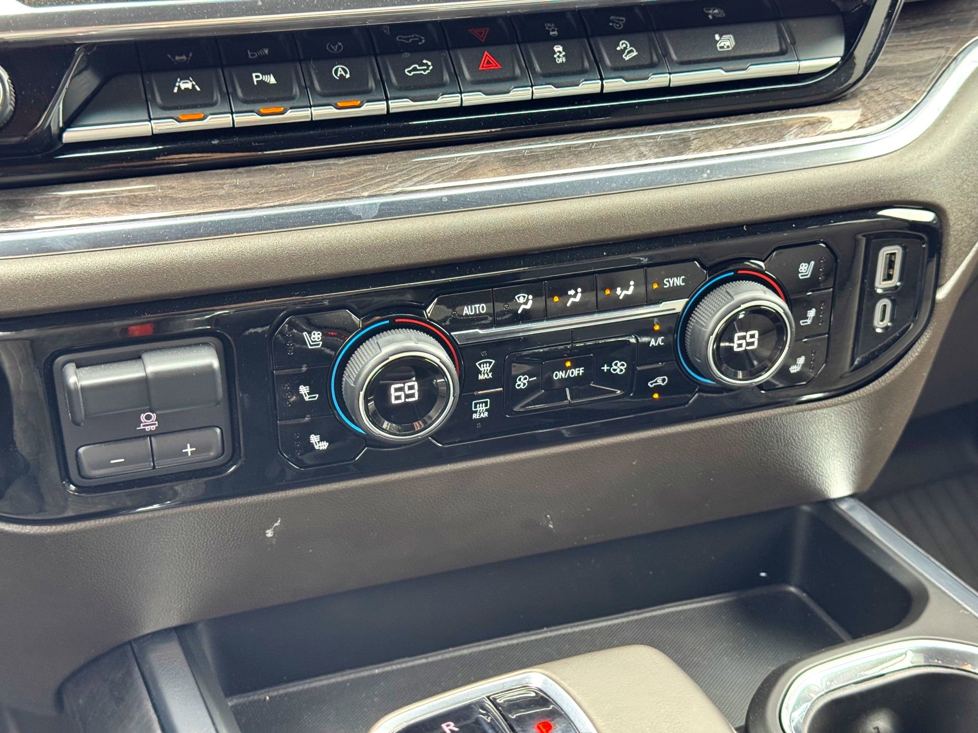 Used 2024 Chevrolet Silverado 1500 LTZ w/ Z71 Off-Road Package image 30