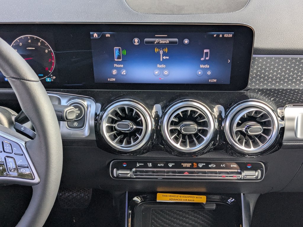 Used 2024 Mercedes-Benz GLB 250 4MATIC image 5