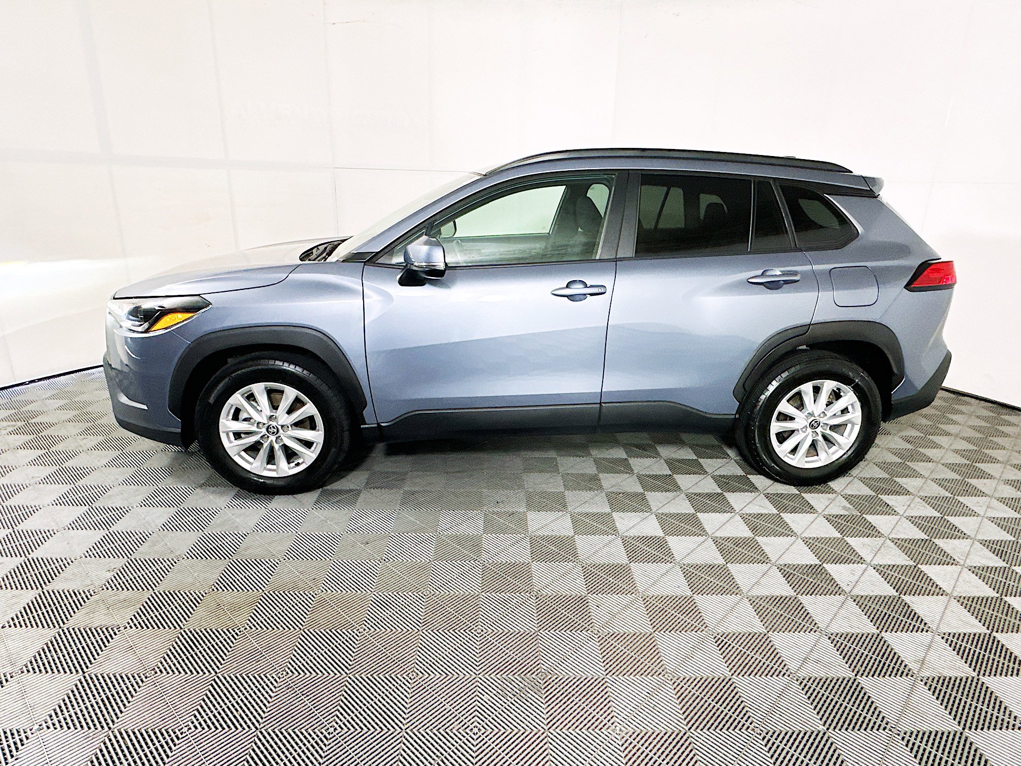 Used 2023 Toyota Corolla Cross LE image 6