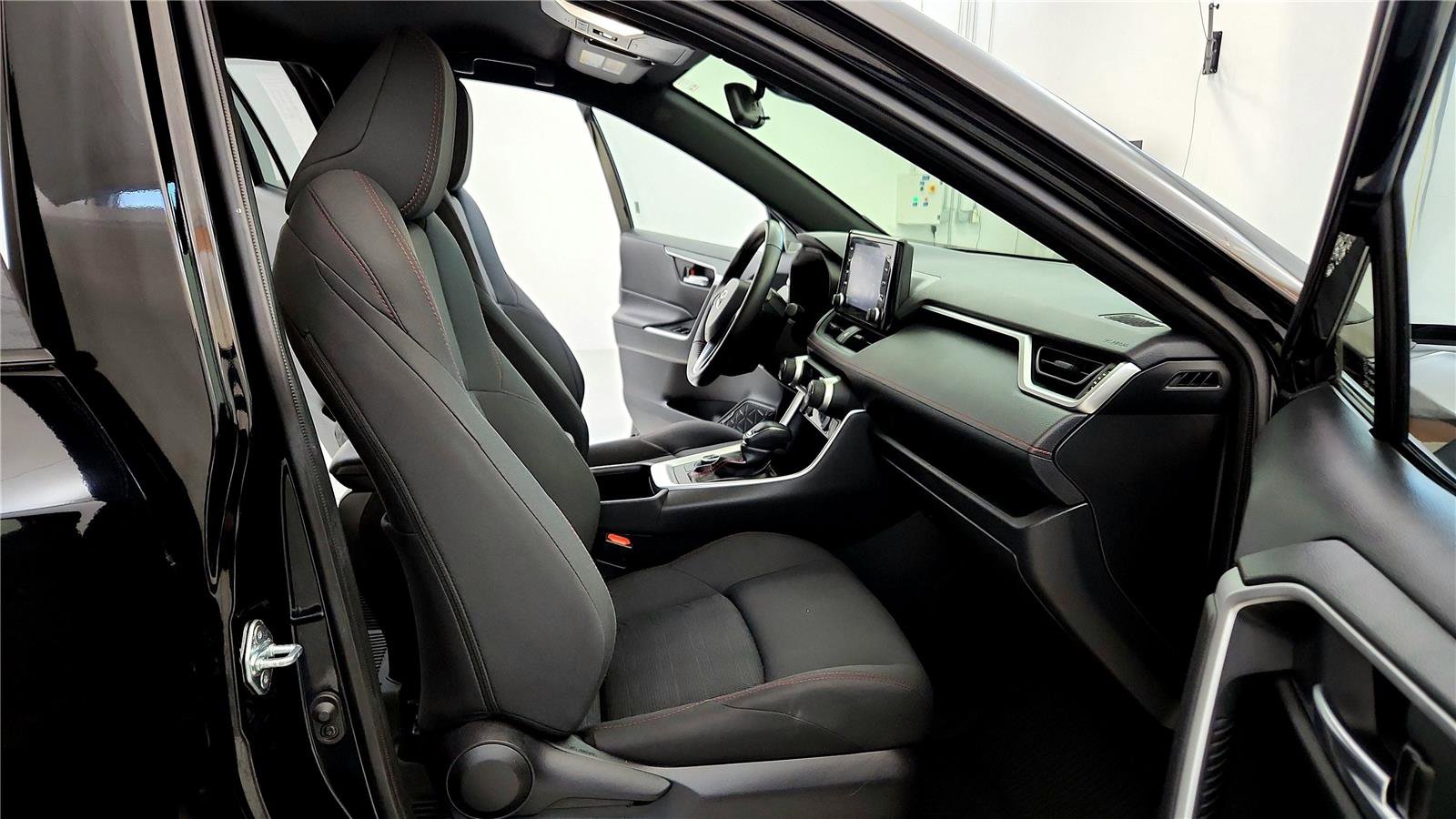 Certified 2022 Toyota RAV4 SE image 29