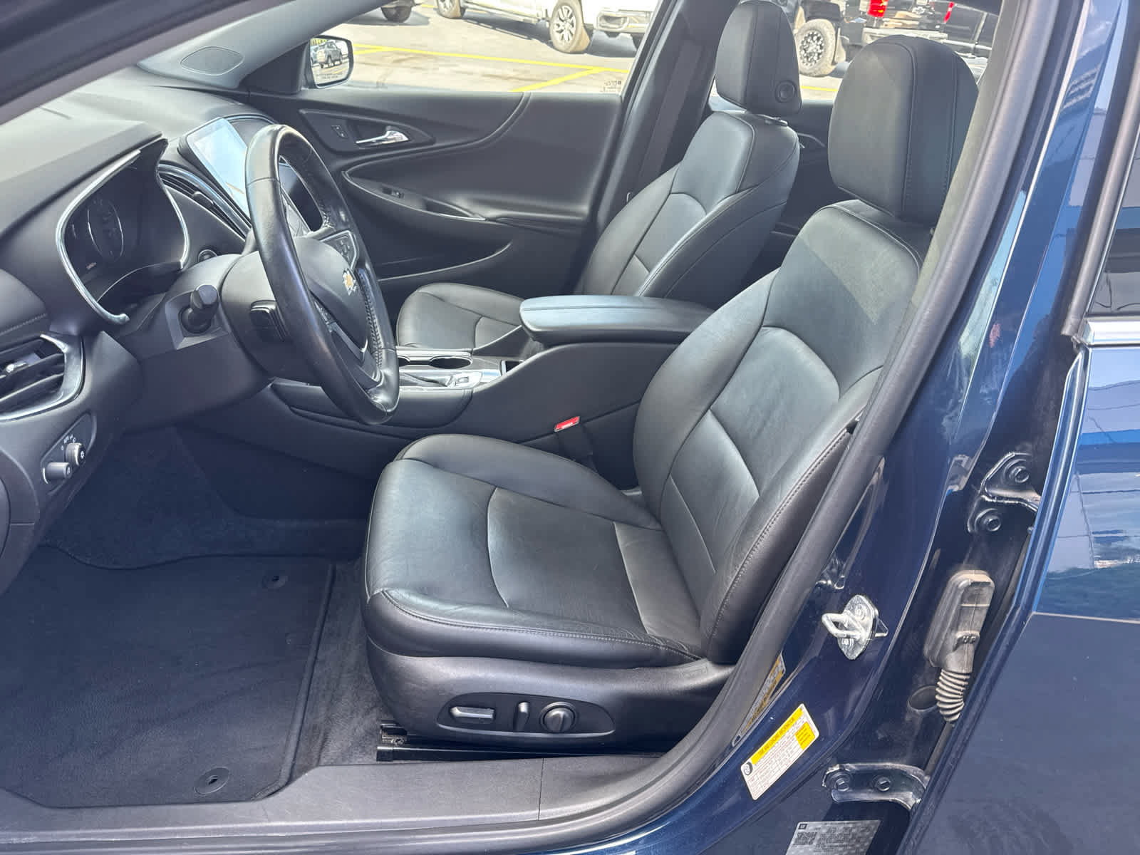 Used 2019 Chevrolet Malibu Hybrid w/ Leather Package FWD image 18