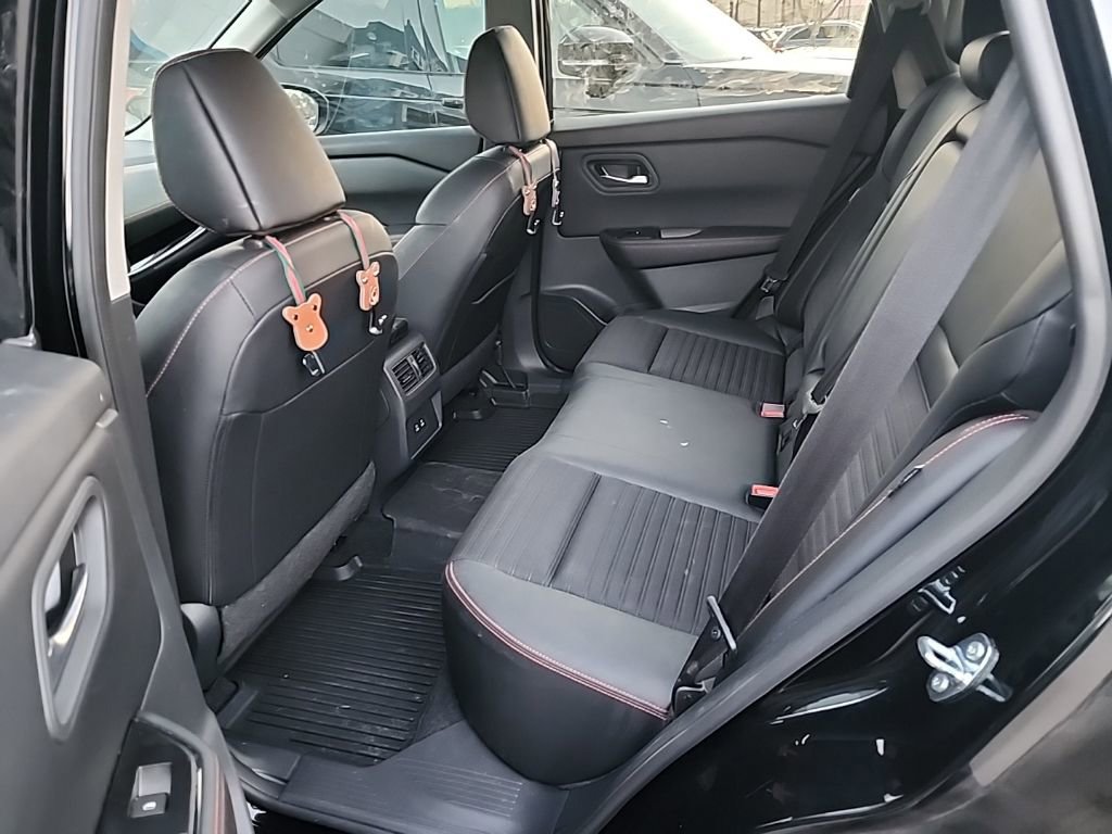 Used 2025 Nissan Rogue SV image 11