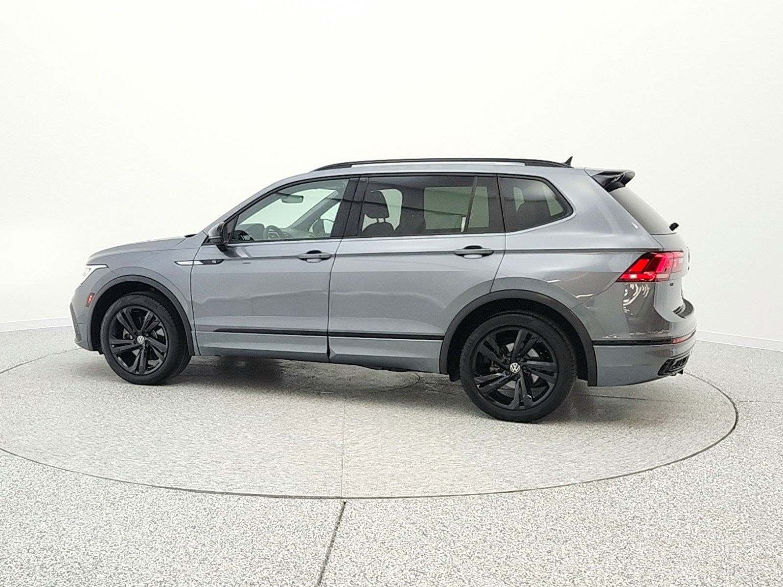 Used 2024 Volkswagen Tiguan SE R-Line image 8