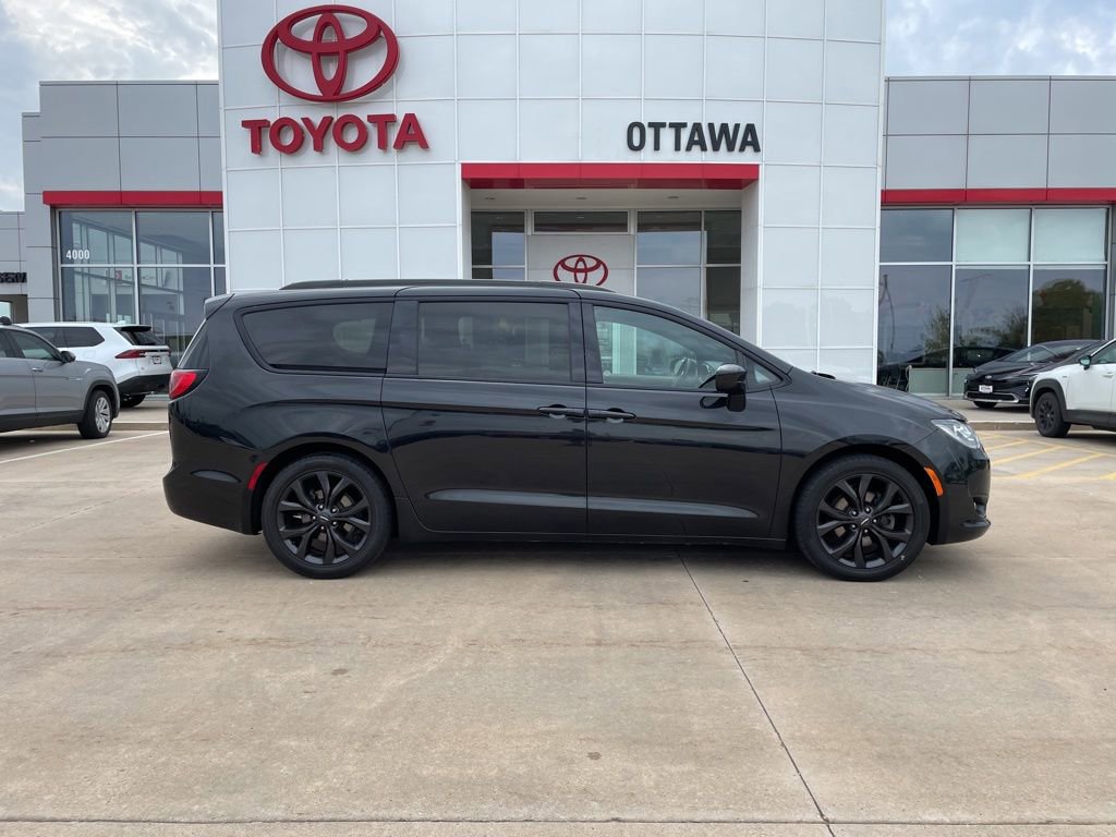 Used 2018 Chrysler Pacifica Touring-L Plus FWD image 4