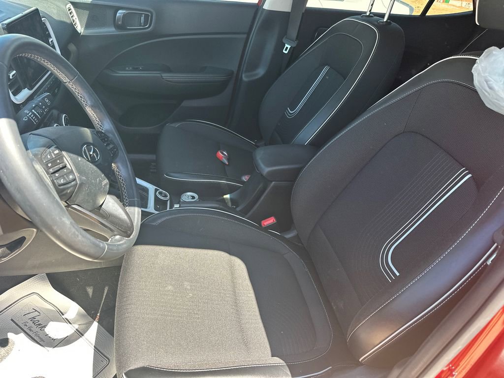 Used 2022 Hyundai Venue Limited image 9