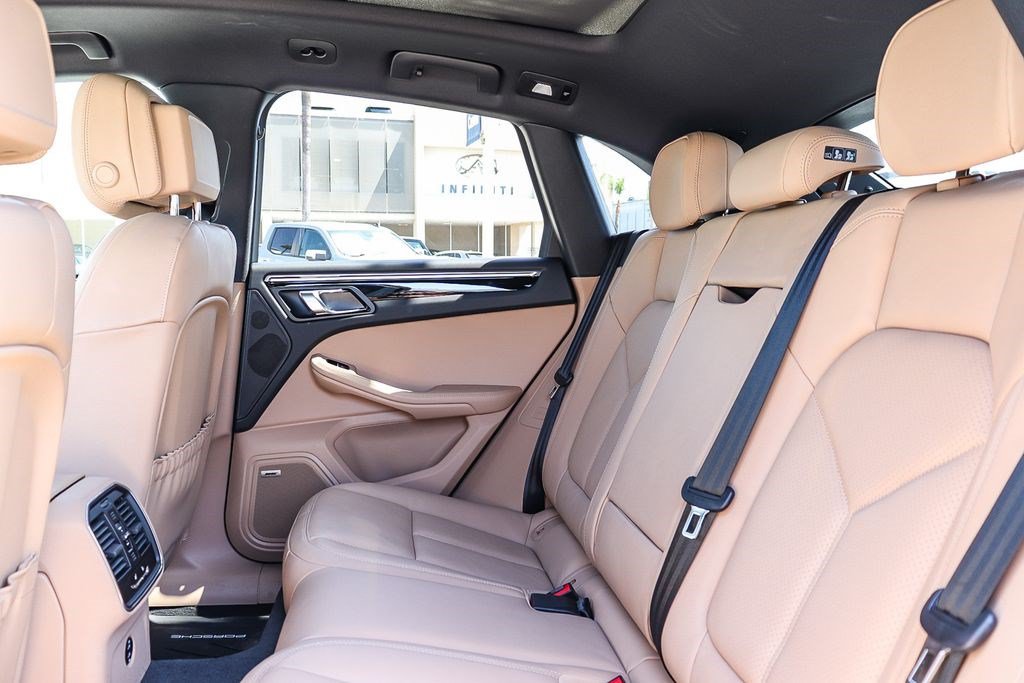 Used 2024 Porsche Macan AWD/4WD image 18