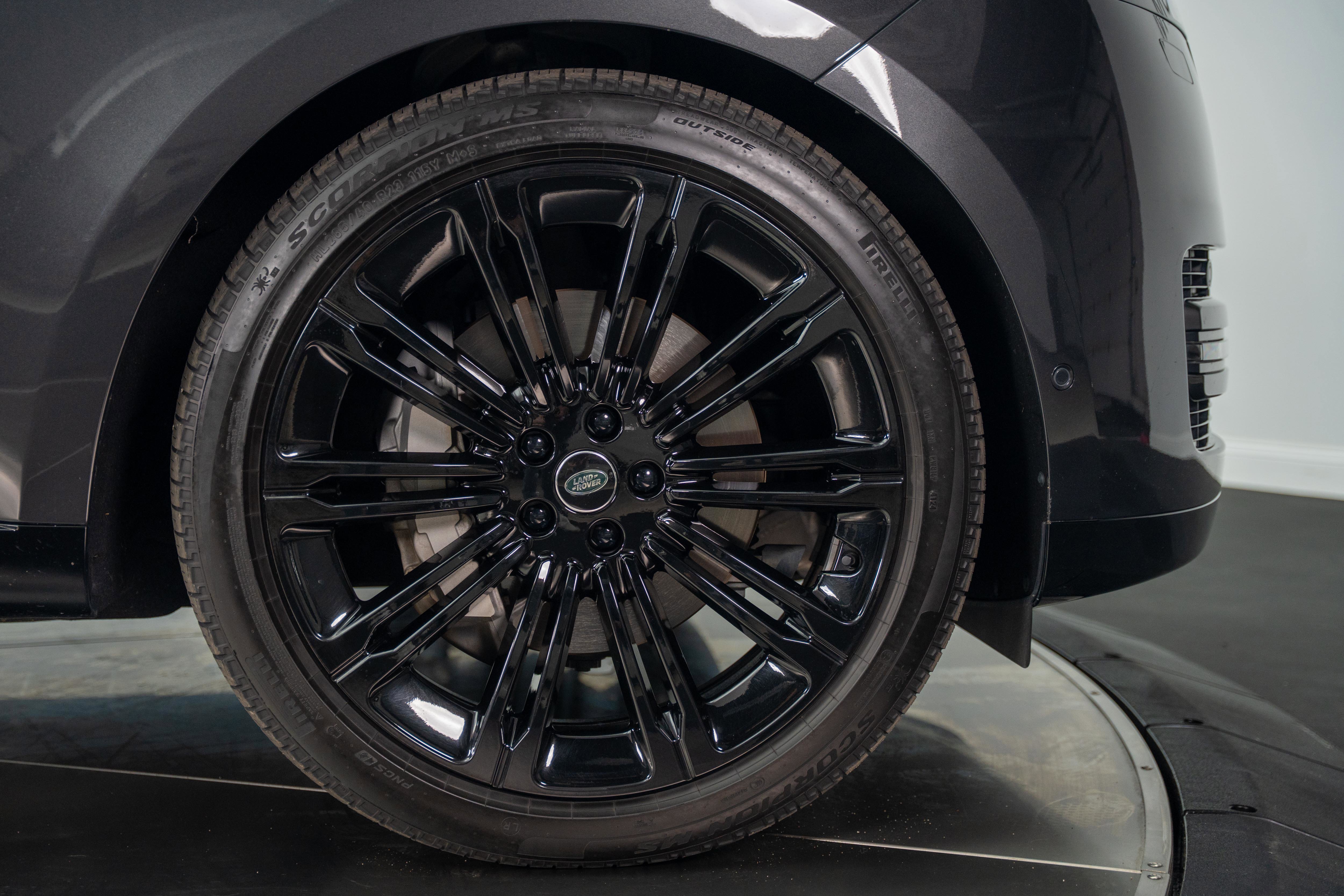 Used 2025 Land Rover Range Rover SE AWD/4WD image 18