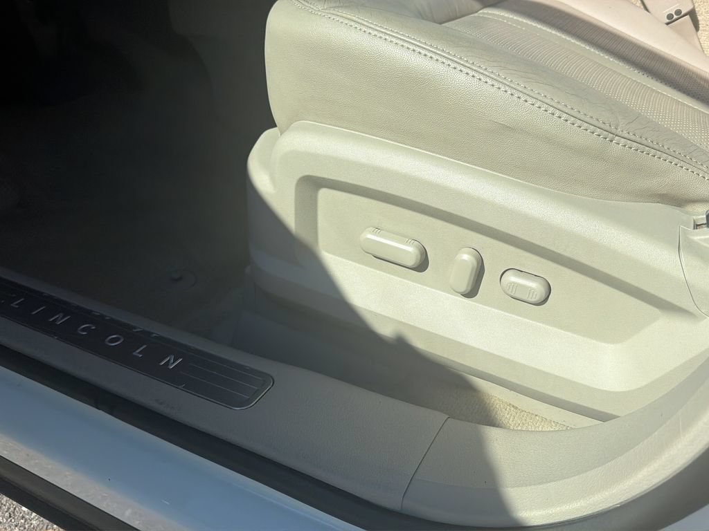 Used 2013 Lincoln MKX AWD image 18