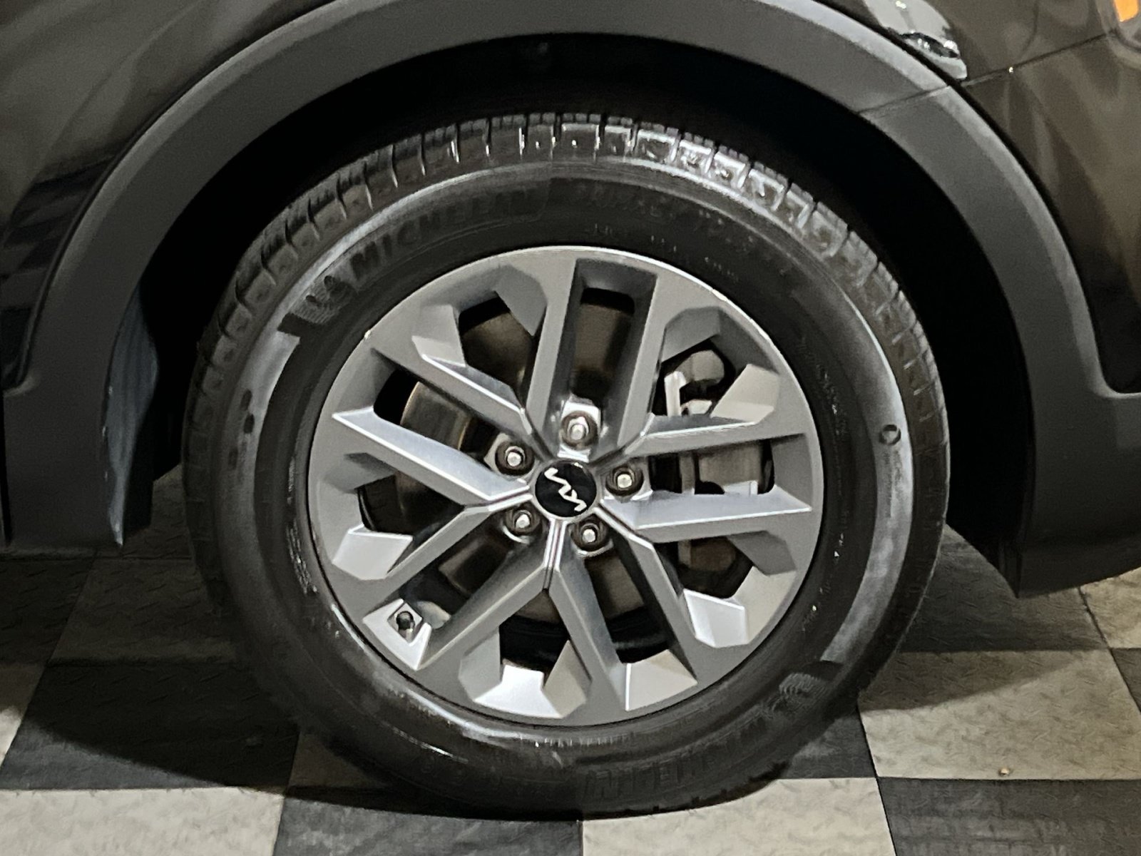 Used 2024 Kia Telluride LX AWD/4WD image 17